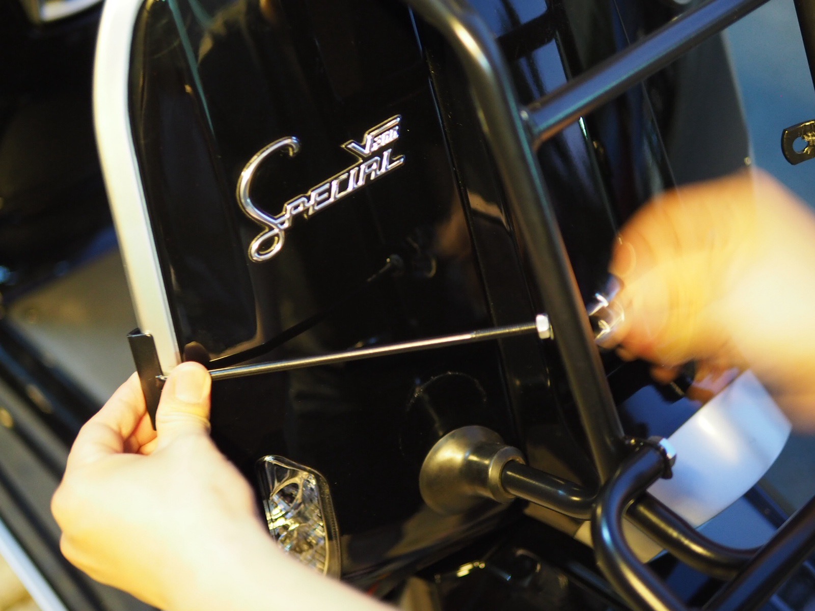 การติดตั้ง ตะแกรงหน้าแบบไม่เจาะสำหรับ Lambretta V125,V200